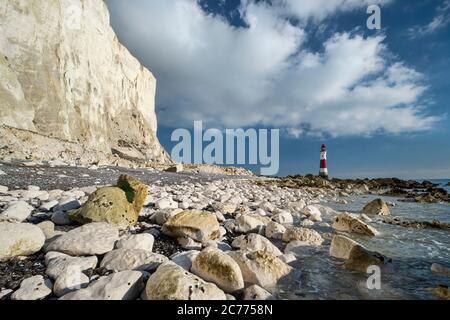 Chalk Boulders sotto Beachy Head e Beachy Head Lighthouse, vicino a Eastbourne, South Downs National Park, East Sussex, Inghilterra, Regno Unito Foto Stock