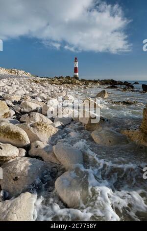 Chalk Boulders e Beachy Head Lighthouse, vicino a Eastbourne, South Downs National Park, East Sussex, Inghilterra, Regno Unito Foto Stock