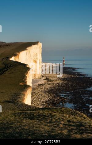 Luce serale sul faro di Beachy Head e Beachy Head, vicino a Eastbourne, South Downs National Park, East Sussex, Inghilterra, Regno Unito Foto Stock