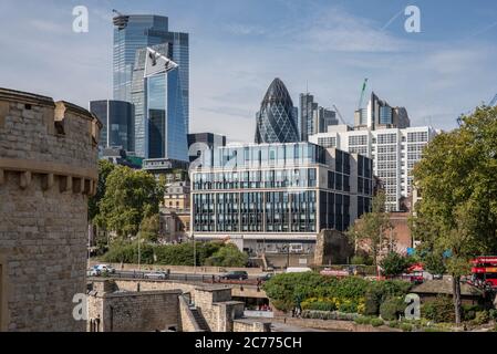 Vista dai bastioni della Torre di Londra verso la City, Londra, Regno Unito Foto Stock