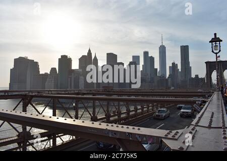 Guardando allo skyline del centro, incluso One World Trade Center dal Ponte di Brooklyn, New York City. Le auto passano sotto il ponte pedonale. Foto Stock