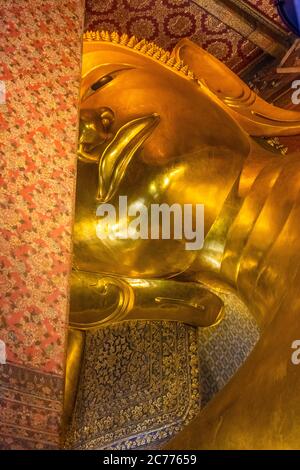 Bangkok, THAILANDIA, 10 GENNAIO 2020: Grande statua dorata del Buddha sdraiato Foto Stock