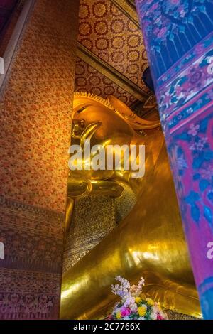 Bangkok, THAILANDIA, 10 GENNAIO 2020: Grande statua dorata del Buddha sdraiato Foto Stock
