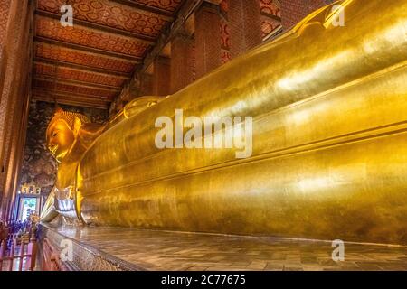 Bangkok, THAILANDIA, 10 GENNAIO 2020: Grande statua dorata del Buddha sdraiato Foto Stock