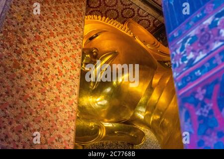 Bangkok, THAILANDIA, 10 GENNAIO 2020: Grande statua dorata del Buddha sdraiato Foto Stock