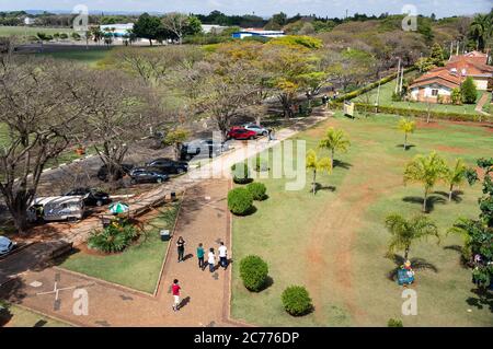 Il bellissimo giardino e la vegetazione verde che circonda il mulino a vento dei popoli Uniti (Moinho Povos Unidos) in centro. Vista dal ponte del mulino a vento. Foto Stock