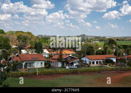 Vista sud dal ponte di osservazione del mulino a vento dei popoli Uniti (Moinho Povos Unidos) delle case dalla zona residenziale di Parque Residencial Imigrantes Foto Stock