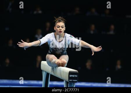 Szczecin, Polonia, 11 aprile 2019: Giorgia Villa d'Italia compete sul fascio di bilanciamento durante i campionati artistici di ginnastica Foto Stock