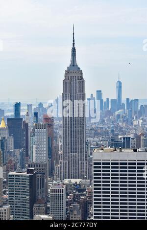 Una vista ritratto dall'attrazione turistica Top of the Rock di New York, che guarda a sud fino all'Empire state Building. Skyline del centro città. Foto Stock