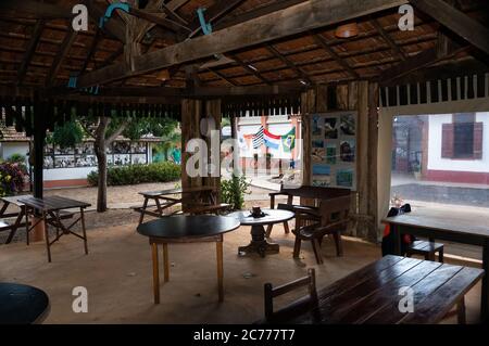 La vuota area interna rustica del tipico ristorante olandese che corre all'interno del Museo storico Holambra. Museo situato in via Alameda de Nasau. Foto Stock