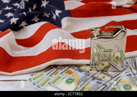 Concetto di aumento dei prezzi dei prodotti petroliferi della bandiera USA della valuta cartacea Foto Stock