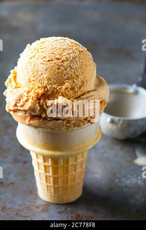 Cono gelato al caramello salato Foto Stock