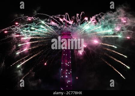 Parigi, Francia. 14 luglio 2020. La Torre Eiffel è illuminata da fuochi d'artificio il giorno della Bastiglia a Parigi, Francia, martedì 14 luglio 2020. A causa delle norme di allontanamento sociale, il paese non ha tenuto la sua tradizionale parata militare, sostituendola con una cerimonia per rendere omaggio agli operatori sanitari che combattono la pandemia del coronavirus. Foto di Eco Clement/UPI Credit: UPI/Alamy Live News Foto Stock