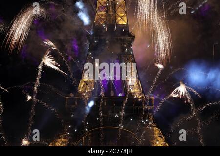 Parigi, Francia. 14 luglio 2020. La Torre Eiffel è illuminata da fuochi d'artificio il giorno della Bastiglia a Parigi, Francia, martedì 14 luglio 2020. A causa delle norme di allontanamento sociale, il paese non ha tenuto la sua tradizionale parata militare, sostituendola con una cerimonia per rendere omaggio agli operatori sanitari che combattono la pandemia del coronavirus. Foto di Eco Clement/UPI Credit: UPI/Alamy Live News Foto Stock