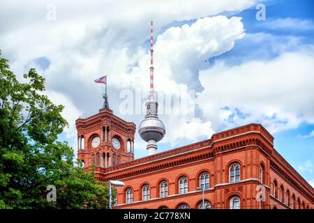 Il Municipio Rosso (Rotes Rathaus) e la torre della televisione a Berlino