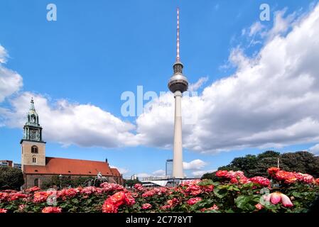 Berlino, Germania, 06/14/2020: Vista sulla torre della televisione, sulla Marienkirche e sulla Fontana di Nettuno a Berlino Mitte, Germania Foto Stock