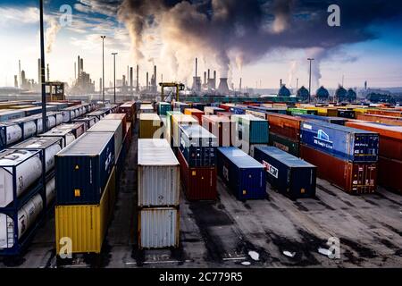 Contenitori di spedizione nel porto Foto Stock