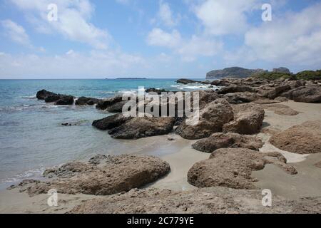 Isola di Creta falassarna spiaggia di sabbia rossa vacanze estive 2020 covid-19 stagione stampa moderna di alta qualità Foto Stock