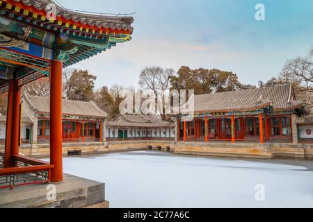 Pechino, Cina - Gen 11 2020: Huafang casa nel Parco Beihai è un'architettura cinese che circondava uno stagno che si trova nel mezzo dell'arciato Foto Stock