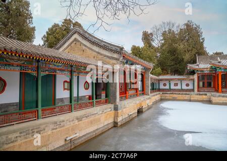 Pechino, Cina - Gen 11 2020: Huafang casa nel Parco Beihai è un'architettura cinese che circondava uno stagno che si trova nel mezzo dell'arciato Foto Stock