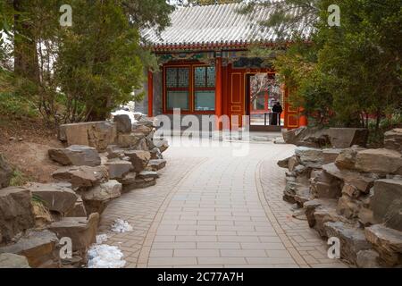 Pechino, Cina - Gen 11 2020: Huafang casa nel Parco Beihai è un'architettura cinese che circondava uno stagno che si trova nel mezzo dell'arciato Foto Stock