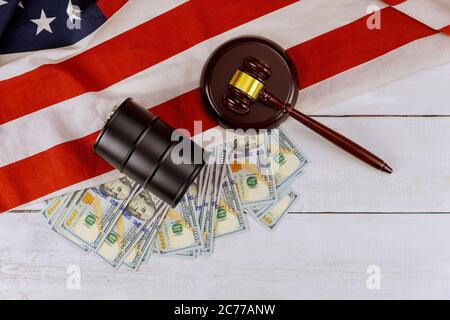 Giudice di legno martello concetto di vendita di prezzo crescente di industria contenitore serbatoio barile di carta USA valuta bandiera Stati Uniti d'America showdown tribunale Foto Stock