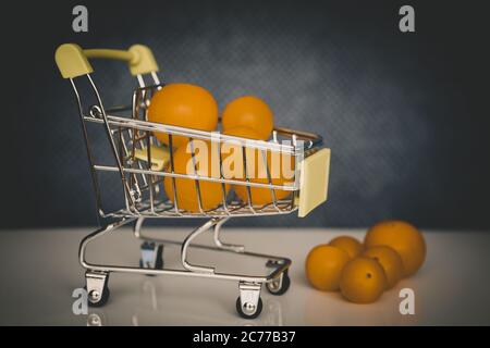 Carrello giallo con pomodori ciliegini. Fotografia d'arte. Foto Stock