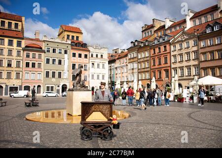 I polacchi indossano abiti retrò che suonano mobili antichi strumenti musicali per i viaggiatori dello spettacolo alla Piazza del mercato della Città Vecchia o a Rynek Starego Miasta W. Foto Stock