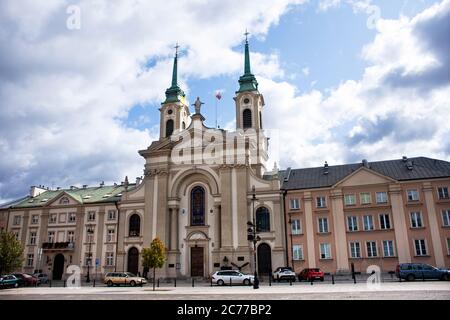 Field Cattedrale dell'Esercito Polacco o Katedra Polowa Wojska Polskiego o Chiesa di nostra Signora Regina della Corona Polacca in Piazza Krasinski per la visita della gente a. Foto Stock