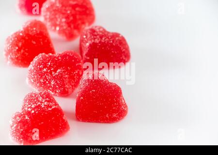 Un sacco di marmellata a forma di cuore rosso su uno sfondo bianco. Inserire il testo. Foto Stock