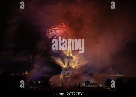 Parigi, Francia. 14 luglio 2020. I fuochi d'artificio esplodono vicino alla Torre Eiffel durante le celebrazioni del giorno della Bastiglia a Parigi, Francia, 14 luglio 2020. Credit: Aurelien Morissard/Xinhua/Alamy Live News Foto Stock