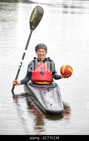 Amburgo, Germania. 14 luglio 2020. Caroline Sinsel, allenatore nazionale, durante una sessione fotografica in canoa sull'Alster (a dpa: 'Polo canoe: Nuova allenatore nazionale Caroline Sinsel fronte problemi') Credit: Georg Wendt/dpa/Alamy Live News Foto Stock