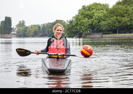 Amburgo, Germania. 14 luglio 2020. Caroline Sinsel, allenatore nazionale, durante una sessione fotografica in canoa sull'Alster (a dpa: 'Polo canoe: Nuova allenatore nazionale Caroline Sinsel fronte problemi') Credit: Georg Wendt/dpa/Alamy Live News Foto Stock