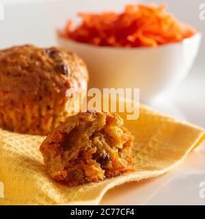 Appetitosi muffin di carote su sfondo bianco. Cucina alla moda, cottura a casa eco-friendly. Foto Stock