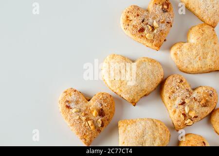 Biscotti a forma di cuore su sfondo bianco. Inserire il testo. Foto Stock