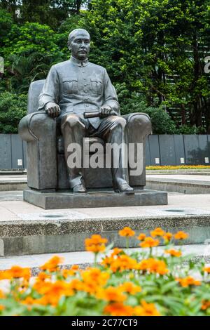 Statua del Dr. Sun Yat-Sen al National Dr. Sun Yat-Sen Memorial Hall, Taipei, Taiwan Foto Stock