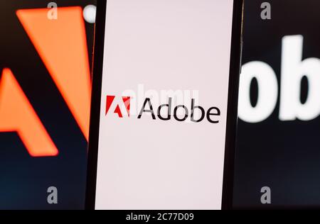 Logo aziendale Adobe sullo schermo dello smartphone. Foto Stock