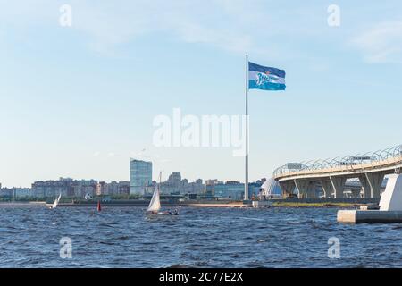 San Pietroburgo, Russia - 14 luglio 2020: Una bandiera della squadra di calcio Zenit ondeggia contro il cielo blu sull'isola di Krestovsky. Foto Stock