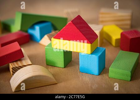 Colorato blocco di legno per bambini. Giocattoli per bambini. Concetto di apprendimento della costruzione Foto Stock