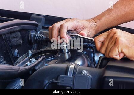 Riparazione meccanica automatica del motore da vicino Foto Stock