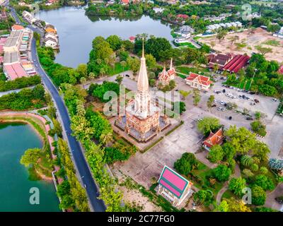 Vista aerea del drone Wat Chalong tempio Phuket Thailandia. Tempio di Chalong, Phuket, Thailandia una destinazione turistica popolare per tutti in tutto il mondo. Foto Stock