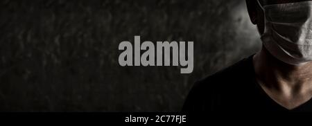 Mezzo viso uomo indossare maschera di protezione per virus protezione. Uomo con maschera medica. Medico indossare maschera di protezione. Processo con drammatico sty Foto Stock