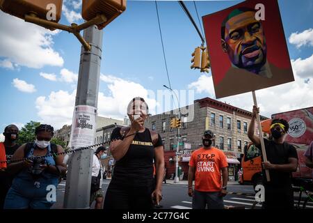 Brooklyn, Stati Uniti d'America . 14 luglio 2020. Laurie Cumbo, membro del Consiglio di New York, si rivolge alla folla in una marcia contro la violenza e la pace nel quartiere Crown Heights di Brooklyn il 14 luglio 2020. Il rally è stato in risposta a un aumento di sparatorie e uccisioni, tra cui un bambino di un anno nel fine settimana. (Foto di Gabriele Holtermann/Sipa U.S.A.) Credit: Sipa USA/Alamy Live News Foto Stock