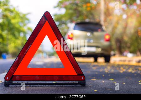 Triangolo rosso, segnale di arresto di emergenza rosso, simbolo di  emergenza rosso e fermata dell'auto e parcheggio sulla strada.