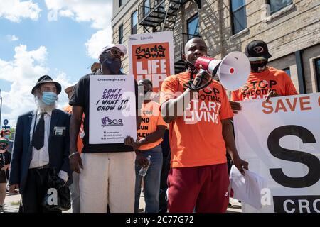 Brooklyn, Stati Uniti d'America . 14 luglio 2020. Un attivista di Save Our Streets si rivolge alla folla in una marcia contro la violenza e la pace nel quartiere Crown Heights di Brooklyn il 14 luglio 2020. Il rally è stato in risposta a un aumento di sparatorie e uccisioni, tra cui un bambino di un anno nel fine settimana. (Foto di Gabriele Holtermann/Sipa U.S.A.) Credit: Sipa USA/Alamy Live News Foto Stock