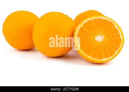 Arance fresche all'ombelico isolate su sfondo bianco. Salva con tracciato di ritaglio. Foto Stock