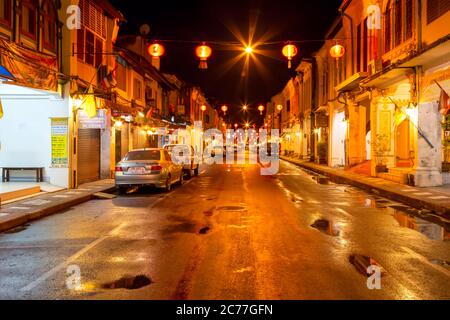 Phuket, Thailandia - 12 ottobre 2019 : Thalang Road, Città Vecchia Phuket tempo di mattina presto dopo pioggia shot con tecniche di lunga esposizione. Foto Stock