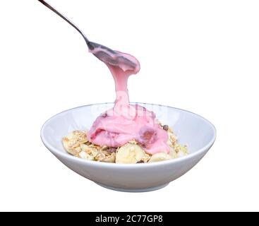 Versare la fragola di yogurt dal cucchiaio al recipiente e nel recipiente disporre di un vetrino alla banana, guava. Isolare su sfondo bianco. Salva con tracciato di ritaglio. Foto Stock