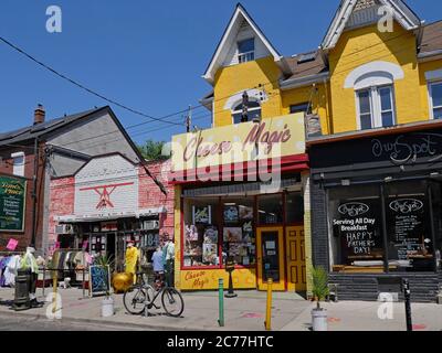 Toronto, Canada - 21 giugno 2020: Kensington Market è un'area del centro, dove vecchie case vittoriane sono state convertite in negozi colorati che vendono la tinta Foto Stock