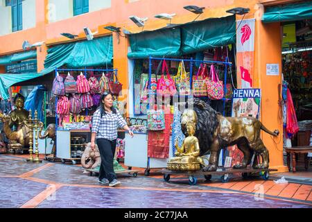 lavoratori migranti in little india street singapore, singapore, little india singapore, colorata little india, migranti indiani singapore, dipinti murali Foto Stock